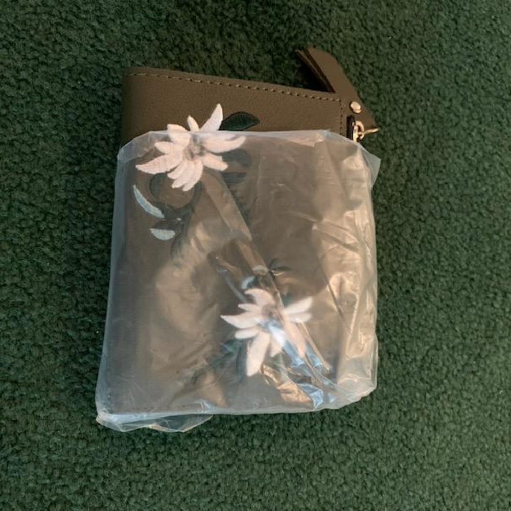 Embroidered Flower Wallet - Picture 11 of 12
